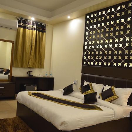Red Orchid Hotel Meerut Room photo