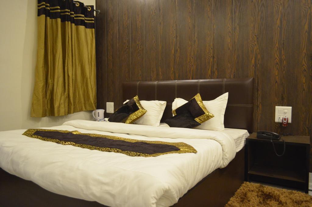 Red Orchid Hotel Meerut Room photo